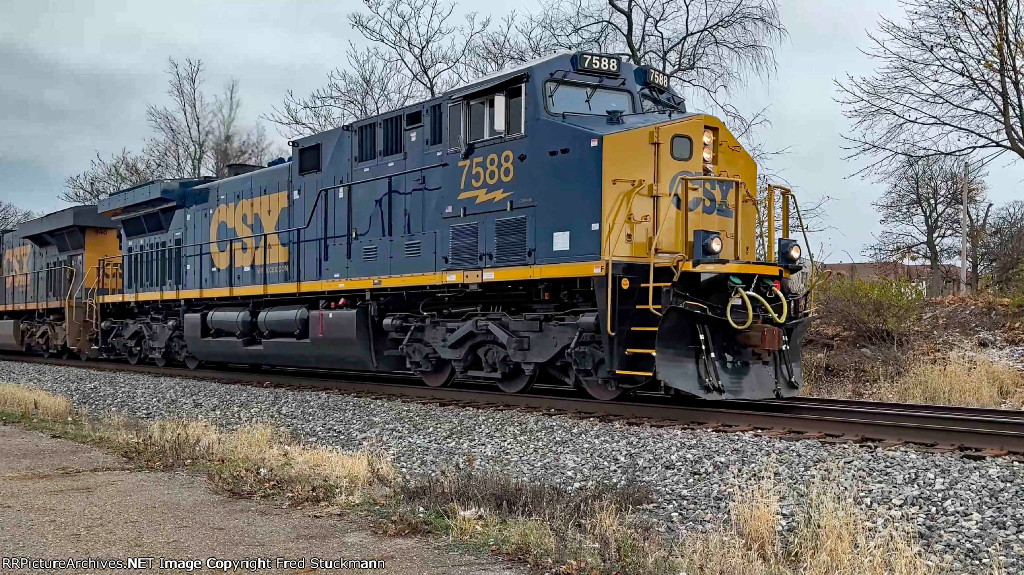 CSX 7588 leads the second M277.